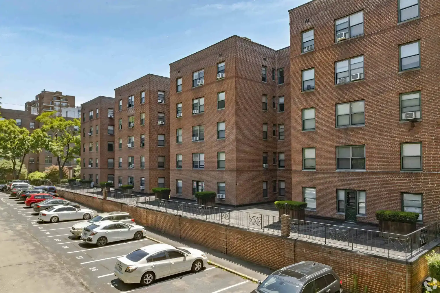 Hoyt Bedford Apartments parking