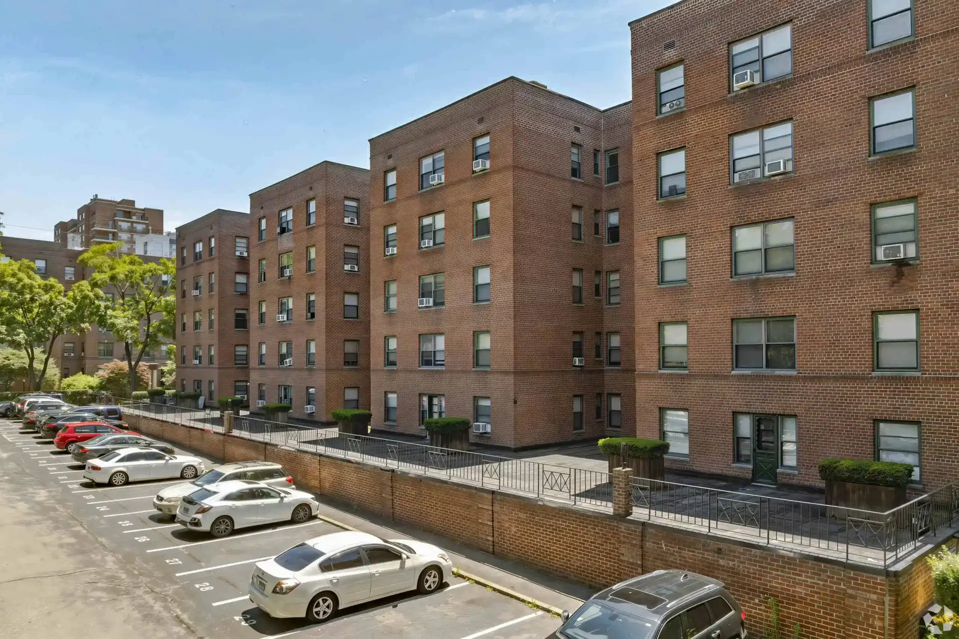 Hoyt Bedford Apartments parking