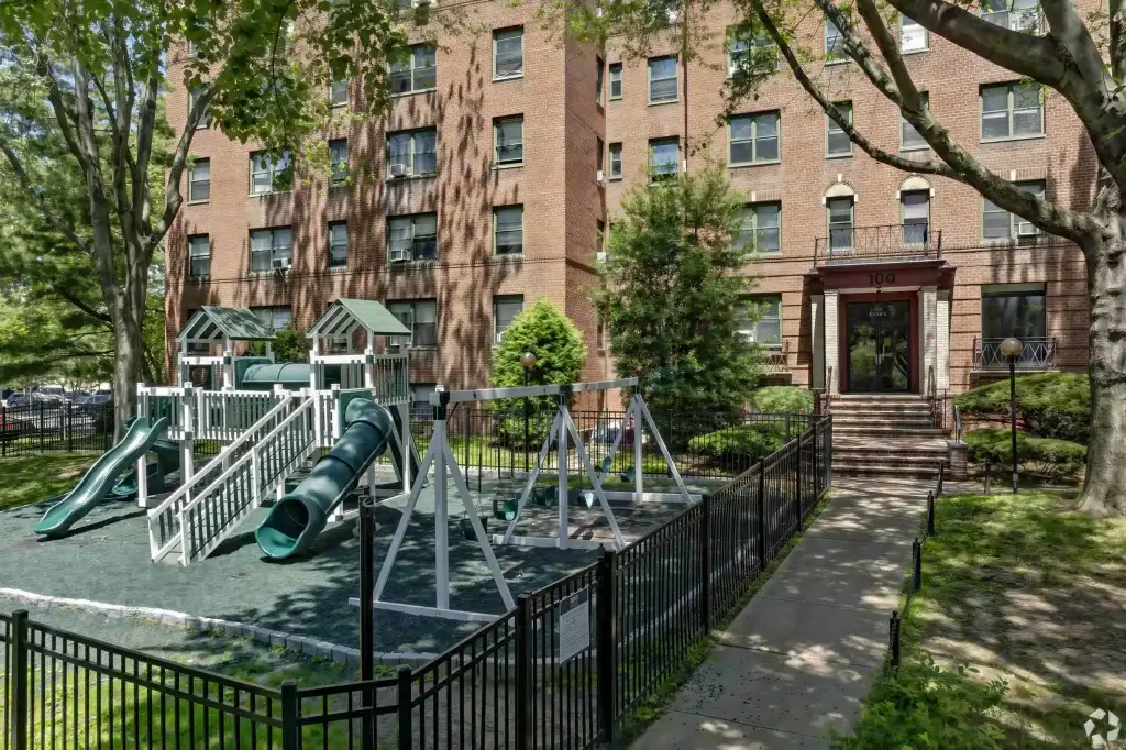 Hoyt Bedford Apartments platground 1