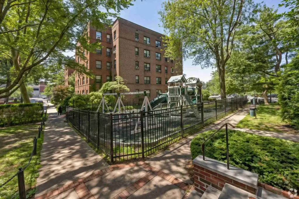Hoyt Bedford Apartments playground