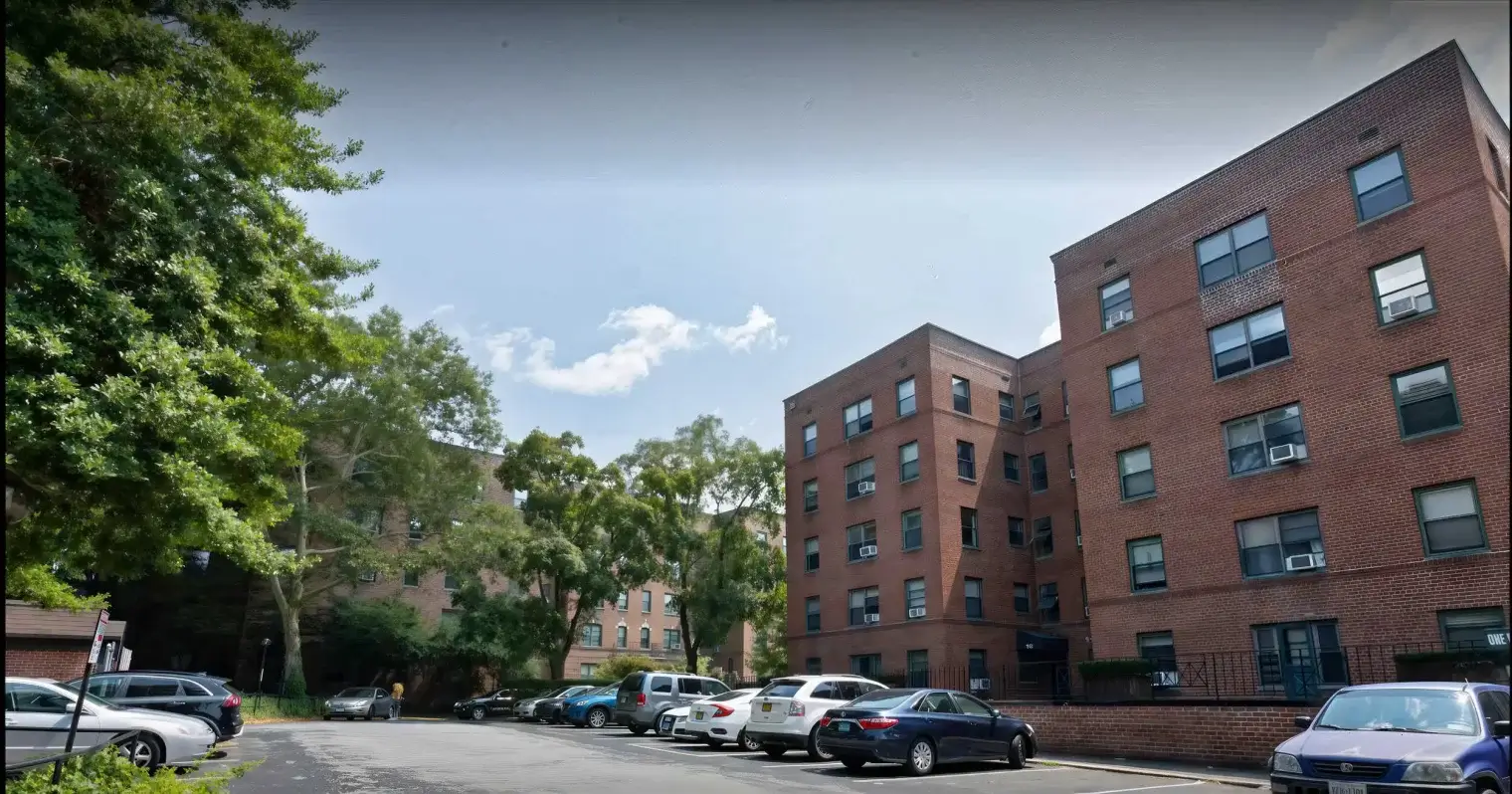 hoyt bedford apartments outdoor view LE upscale strong light ai 40 tone enhance 30 color enhance 30